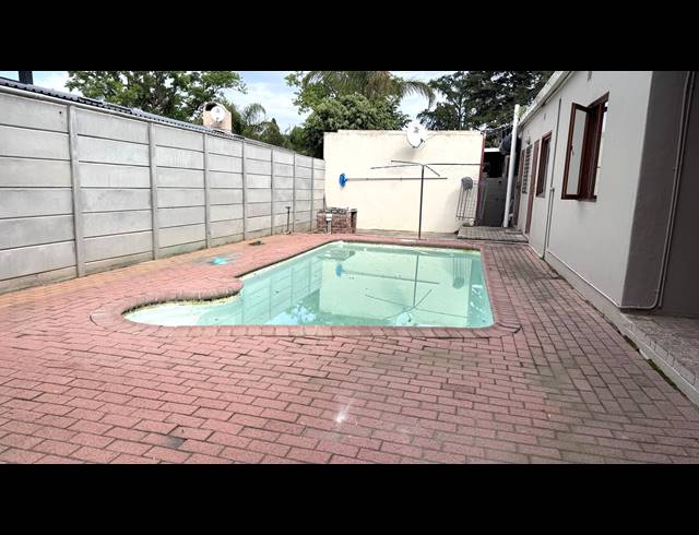 4 BEDROOM FREESTANDING FOR SALE IN VAN RIEBEECK PARK